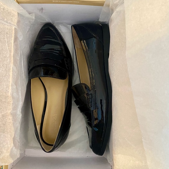 Michael Kors patent leather loafers size 7.5/38 women’s - Picture 4 of 15